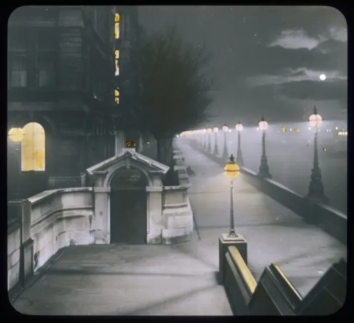 Framed Print : Vic Embankment / Lantern Framed Print : Vic Embankment / Lantern