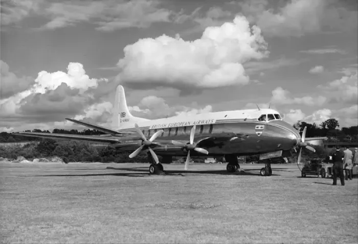 Framed Print : Vickers 700 Viscount (forward view, on the ground) of B Framed Print : Vickers 700 Viscount (forward view, on the ground) of B