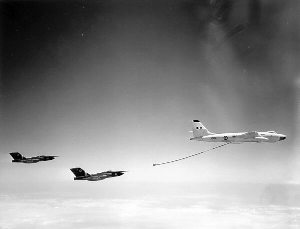 Vickers Valiant B(K)1 XD816 about to refuel two Glosters