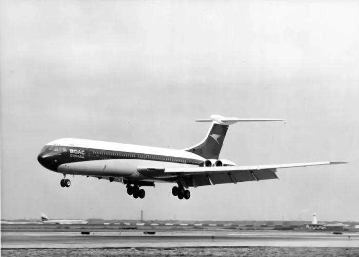 Framed Print : Vickers VC10 G-Ajajaja in BOAC markings landing at New York Framed Print : Vickers VC10 G-Ajajaja in BOAC markings landing at New York