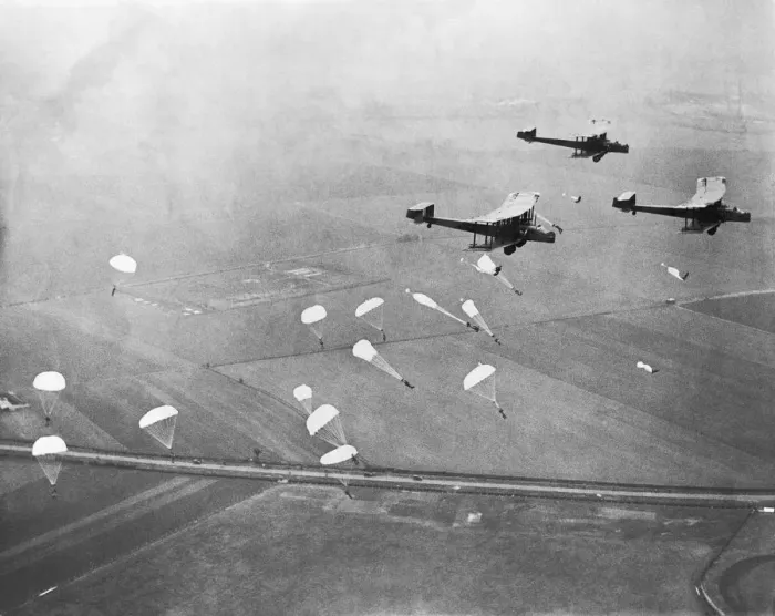 Framed Print : Vickers Virginia Biplane Aircraft flying in formation - ? Framed Print : Vickers Virginia Biplane Aircraft flying in formation - ?