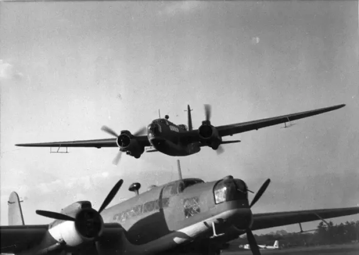 Framed Print : Vickers Warwick powered by two Pratt & Whitney Double Wasps Framed Print : Vickers Warwick powered by two Pratt & Whitney Double Wasps