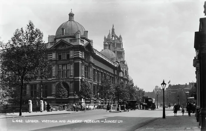 Framed Print : Victoria and Albert Museum, London Framed Print : Victoria and Albert Museum, London