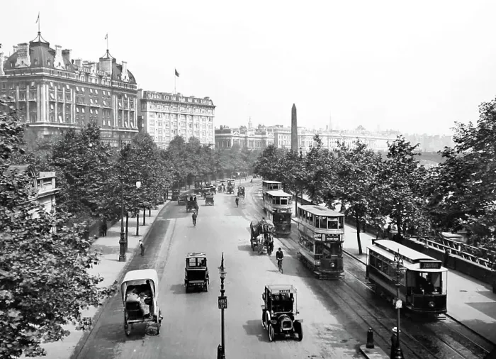 Framed Print : Victoria Embankment, London, early 1900s Framed Print : Victoria Embankment, London, early 1900s