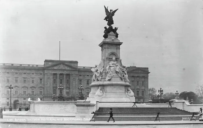Framed Print : Victoria Memorial and Buckingham Palace Framed Print : Victoria Memorial and Buckingham Palace