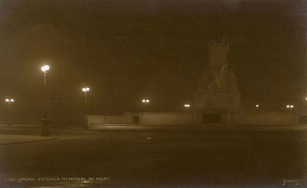 The Victoria Memorial on a foggy night
