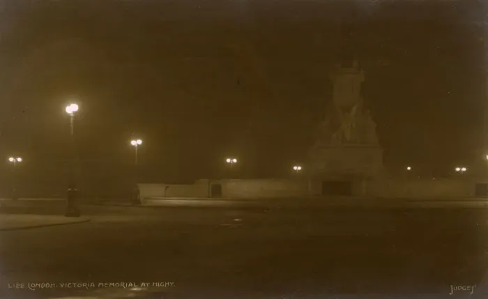 Framed Print : The Victoria Memorial on a foggy night Framed Print : The Victoria Memorial on a foggy night