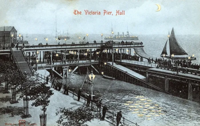 Framed Print : The Victoria Pier, Hull, Humberside Framed Print : The Victoria Pier, Hull, Humberside