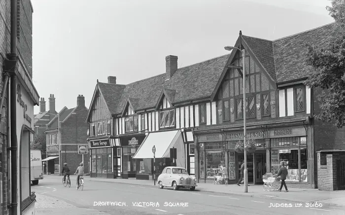 Framed Print : Victoria Square in Droitwich Framed Print : Victoria Square in Droitwich