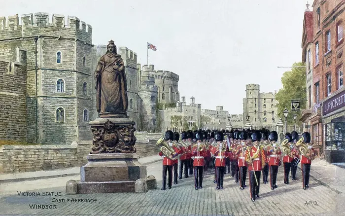 Framed Print : Victoria Statue, Windsor Castle Approach, Berkshire Framed Print : Victoria Statue, Windsor Castle Approach, Berkshire