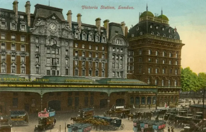 Framed Print : Victoria Stn Exterior Framed Print : Victoria Stn Exterior