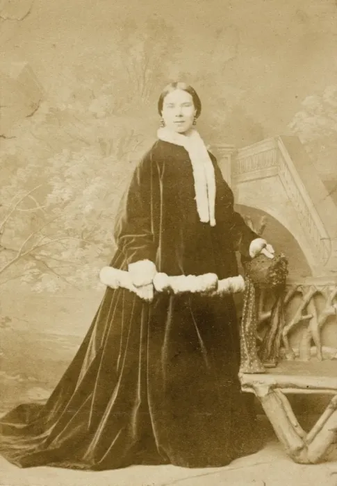 Framed Print : Victorian woman in dark velvet trimmed with white fur Framed Print : Victorian woman in dark velvet trimmed with white fur