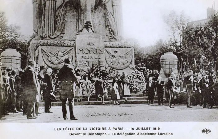 Framed Print : Victory Celebrations in Paris - End of WW1