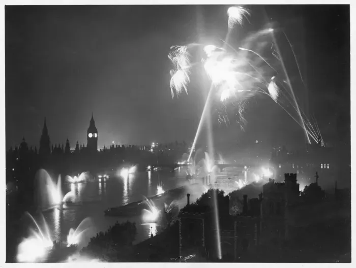 Framed Print : VICTORY FIREWORKS Framed Print : VICTORY FIREWORKS