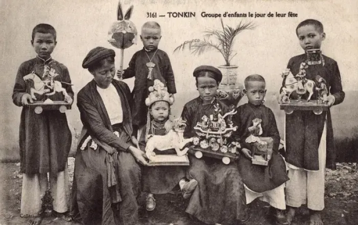Framed Print : Vietnam - Tonkin Province - Group of children on fete day Framed Print : Vietnam - Tonkin Province - Group of children on fete day