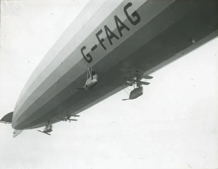 Framed Print : Under view of airship R. 33 (G-FaG) carrying aeroplanes Framed Print : Under view of airship R. 33 (G-FaG) carrying aeroplanes
