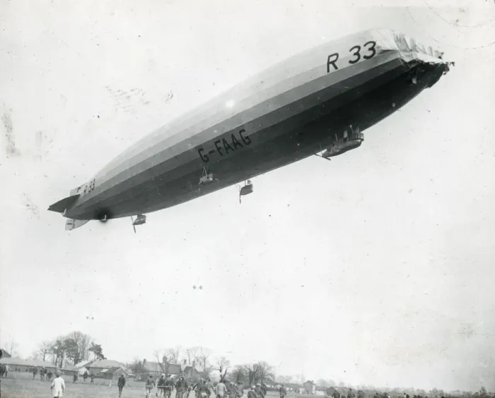 Framed Print : Side view of airship R. 33 (G-FaG) in flight Framed Print : Side view of airship R. 33 (G-FaG) in flight