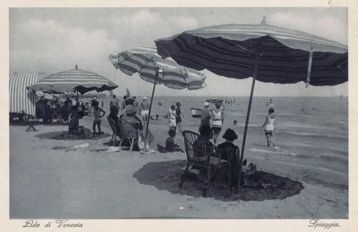 Framed Print : A view of the beach and bathers at the Lido, Venice, 1920s Framed Print : A view of the beach and bathers at the Lido, Venice, 1920s