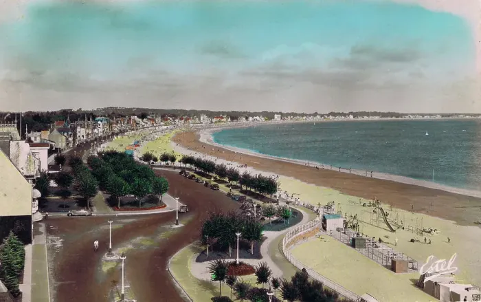 Framed Print : A view of the beach and promenade at La Baule, 1920s Framed Print : A view of the beach and promenade at La Baule, 1920s