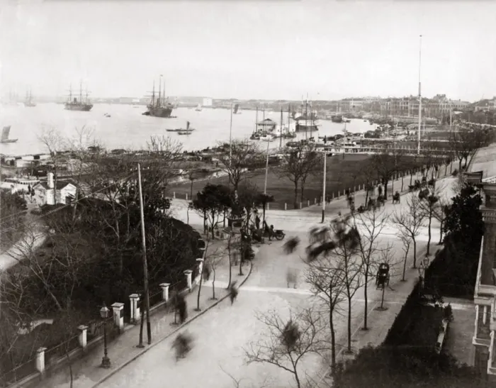 Framed Print : View along the Bund, with ships in the harbour, Shanghai, Ch Framed Print : View along the Bund, with ships in the harbour, Shanghai, Ch