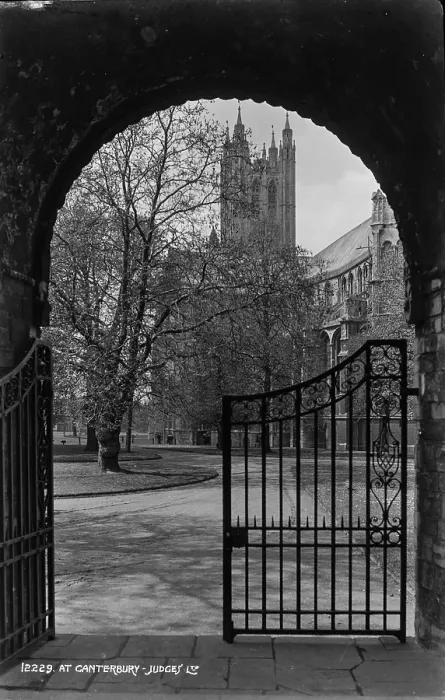 Framed Print : View of Canterbury Cathedral through an Archway Framed Print : View of Canterbury Cathedral through an Archway