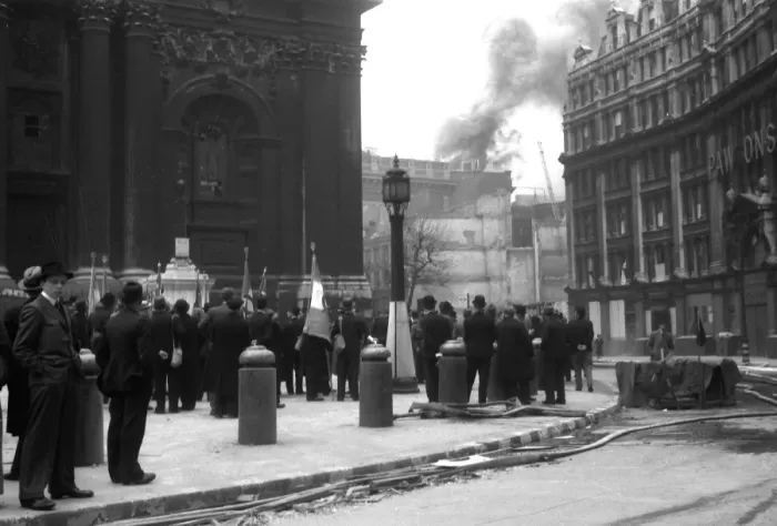 Framed Print : View of City fires from St Pauls Cathedral, WW2 Framed Print : View of City fires from St Pauls Cathedral, WW2