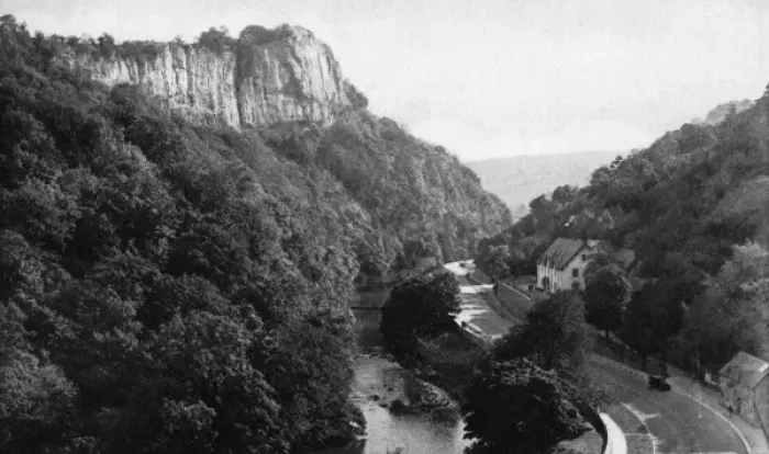 Framed Print : View of High Tor, Matlock Dale, Derbyshire Framed Print : View of High Tor, Matlock Dale, Derbyshire