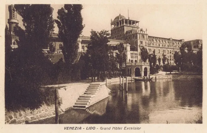 Framed Print : A view of the Hotel Excelsior from the entrance on the canal Framed Print : A view of the Hotel Excelsior from the entrance on the canal