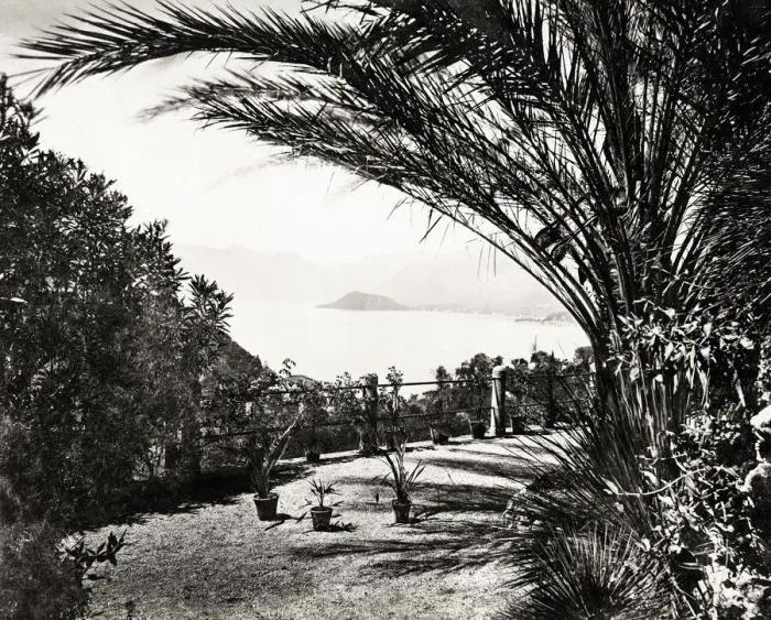 Framed Print : View onto Lake Como from Villa Serbelloni, Italy Framed Print : View onto Lake Como from Villa Serbelloni, Italy