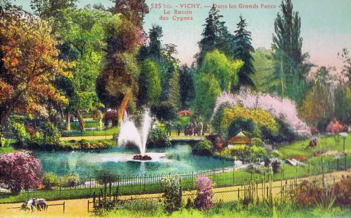 Framed Print : A view of Le Bassin des Cygnes (gardens and lake) at Vichy Framed Print : A view of Le Bassin des Cygnes (gardens and lake) at Vichy