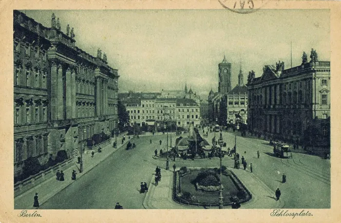 Framed Print : A view of the Schlossplatz in Berlin, 1920s Framed Print : A view of the Schlossplatz in Berlin, 1920s