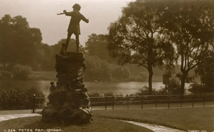 Framed Print : View across Serpentine past Peter Pan - Kensington Gardens Framed Print : View across Serpentine past Peter Pan - Kensington Gardens