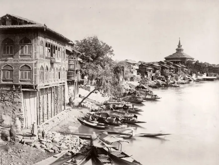 Framed Print : View in Srinagar, Kashmir, river Jhelum Framed Print : View in Srinagar, Kashmir, river Jhelum