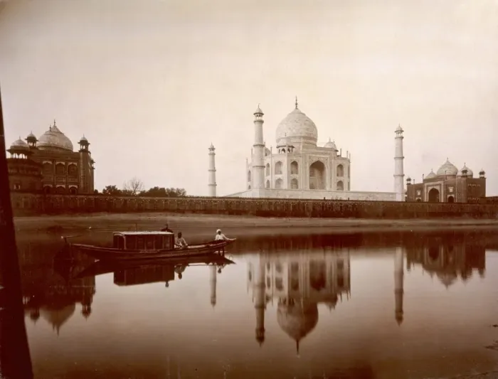 Framed Print : View of the Taj Mahal in Agra, India