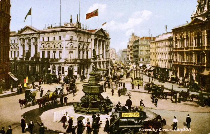 Framed Print : View of the traffic at Piccadilly Circus, London Framed Print : View of the traffic at Piccadilly Circus, London