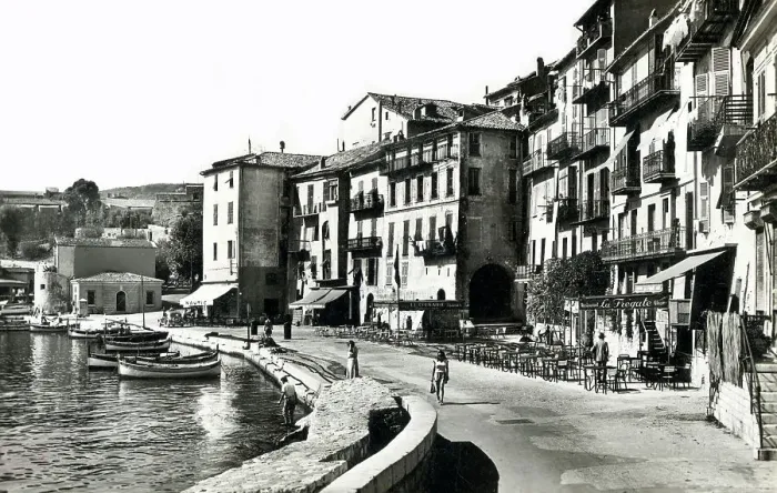 Framed Print : Villefranche-sur-Mer, The Quayside - Cote d'Azur, France Framed Print : Villefranche-sur-Mer, The Quayside - Cote d'Azur, France