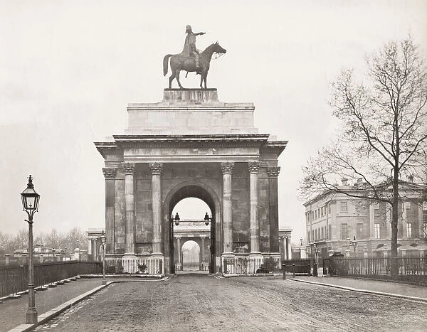 Vintage 19th century photograph: Wellington Arch, also known as Constitution Arch or as