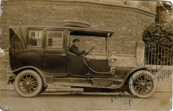 Framed Print : Vintage Car (awaiting identification), Britain. Date: 1900s Framed Print : Vintage Car (awaiting identification), Britain. Date: 1900s