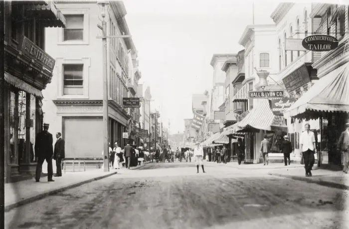Framed Print : Vintage early 20th century press photograph: Thames Street, Newport, Rhode Island, 1920 s Framed Print : Vintage early 20th century press photograph: Thames Street, Newport, Rhode Island, 1920 s