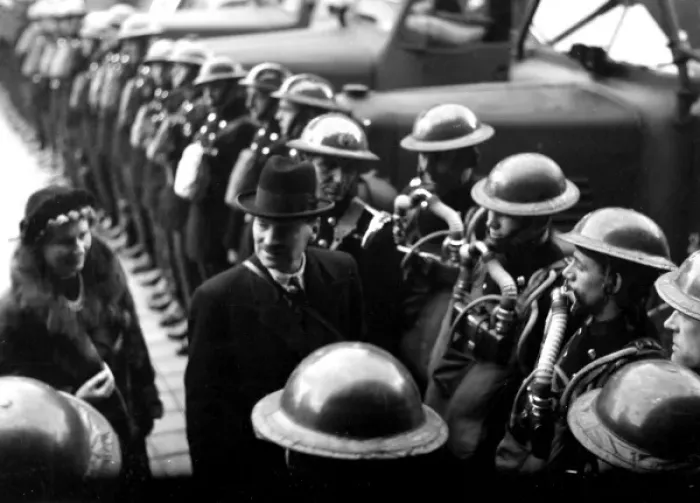 Framed Print : Visit to LFB by Mr Attlee, Lord Privy Seal, WW2 Framed Print : Visit to LFB by Mr Attlee, Lord Privy Seal, WW2