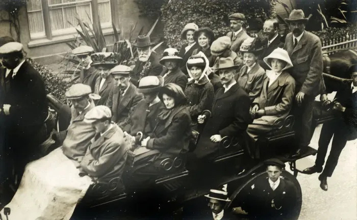 Framed Print : Visitors / Holidaymakers (wrapped-up warm!) head off on a British sightseeing tour in a Framed Print : Visitors / Holidaymakers (wrapped-up warm!) head off on a British sightseeing tour in a