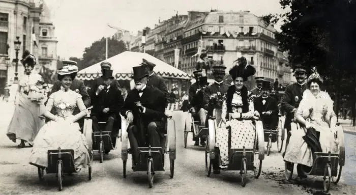 Framed Print : Visitors to Universal International Exhibition, Paris 1900 Framed Print : Visitors to Universal International Exhibition, Paris 1900