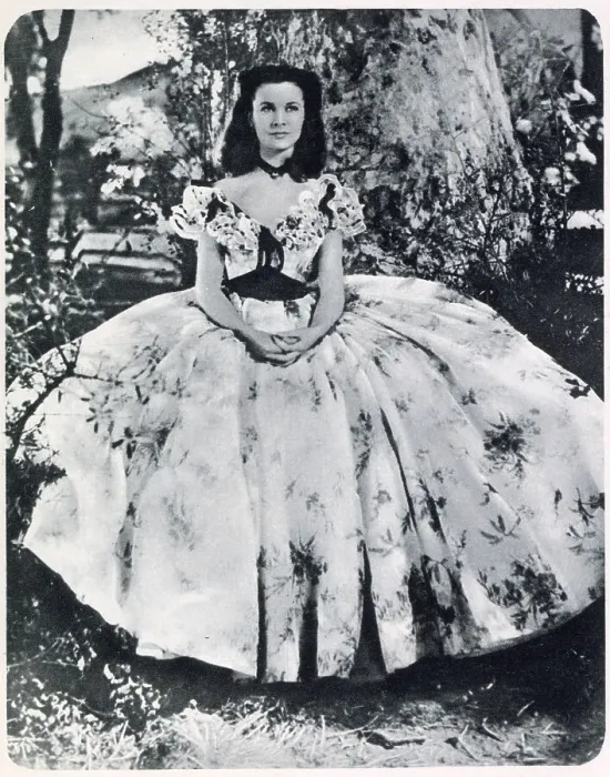 Framed Print : Vivien Leigh (1913 - 1967), British actress, star of the 1939 blockbuster film, Gone with the Wind in costume. Date: 1939 Framed Print : Vivien Leigh (1913 - 1967), British actress, star of the 1939 blockbuster film, Gone with the Wind in costume. Date: 1939