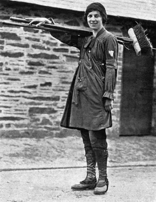 Framed Print : Volunteer in Womens Land Army on Duchy of Cornwall farm Framed Print : Volunteer in Womens Land Army on Duchy of Cornwall farm