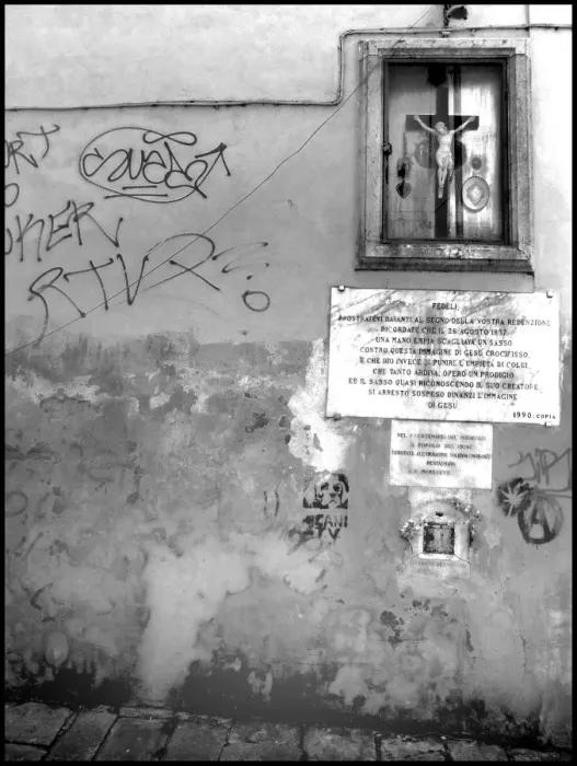 Framed Print : Wall with grafitti and Icon Italy