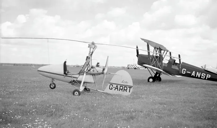 Framed Print : Wallis WA. 116-MC G-ARRT & Tiger Moth G-ANSP Framed Print : Wallis WA. 116-MC G-ARRT & Tiger Moth G-ANSP