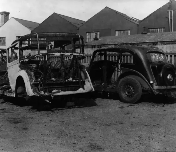 Framed Print : Wartime bomb damage, Met Police vehicles, London Framed Print : Wartime bomb damage, Met Police vehicles, London