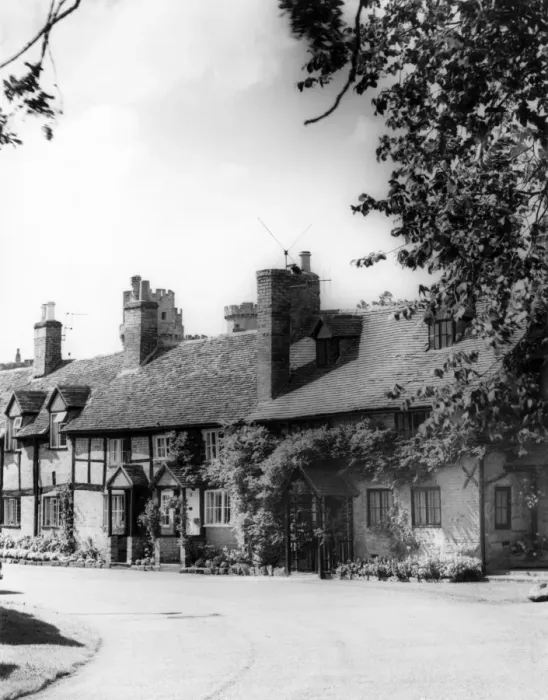 Framed Print : Warwick Cottages Framed Print : Warwick Cottages