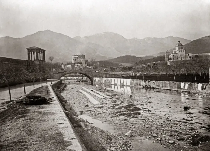 Framed Print : Washing in the river, Loana, Italy, circa 1890 Framed Print : Washing in the river, Loana, Italy, circa 1890