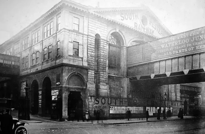 Framed Print : Waterloo Junction Railway Station, London - early 1900s Framed Print : Waterloo Junction Railway Station, London - early 1900s